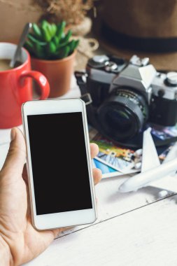 Gezgin elleri boş smartphone ekran ile