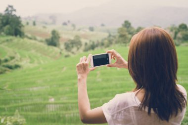 Genç kadın Gezgin alarak fotoğraf ile smartphone