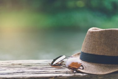 Şapka ve güneş gözlüğü Göl Manzaralı