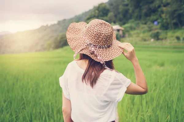 Vrouw reiziger kijken naar zonsondergang groene rijst terrassen veld — Stockfoto