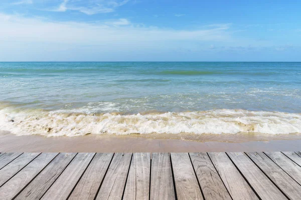 Playa y cielo azul en verano — Foto de Stock