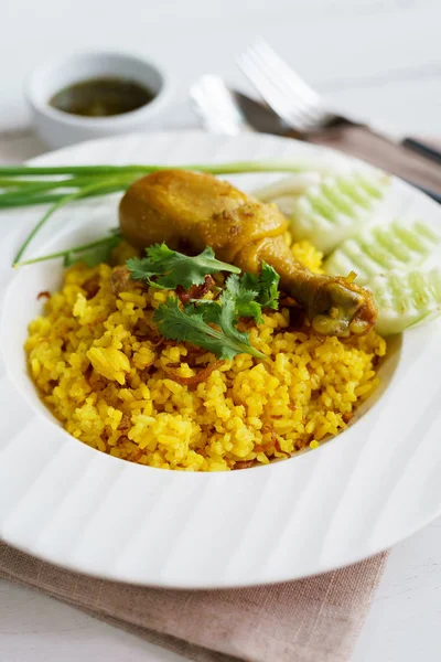 Zbliżenie na Ryż biryani w żółtym curry chicken — Zdjęcie stockowe