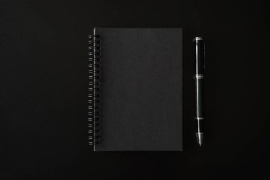 İle boşaltmak siyah arka plan üzerine siyah notebook