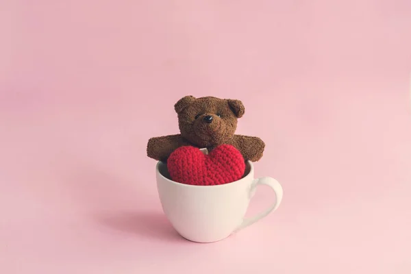 Osito de peluche con forma de corazón rojo en taza de café — Foto de Stock