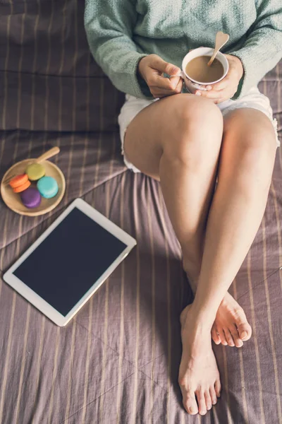 Junge Frau entspannt sich bei gemütlicher Hausatmosphäre auf dem Bett — Stockfoto