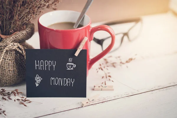 Happy Monday Massage auf Notizbuch mit Kaffee — Stockfoto