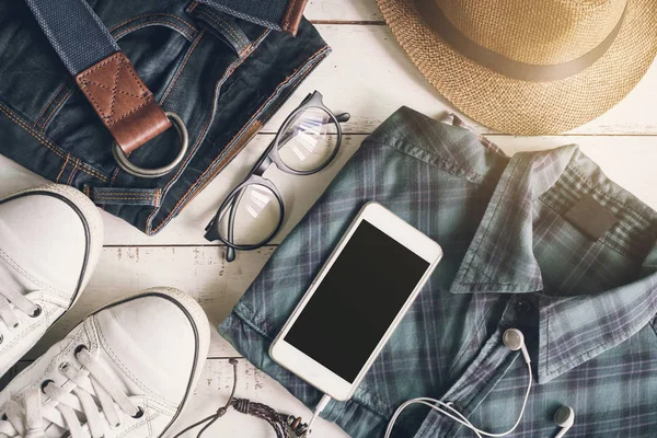 Flat lay de homens roupas de moda casual em fundo de madeira — Fotografia de Stock