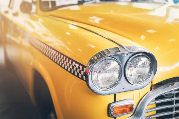 Proiettore rétro giallo auto d'epoca — Foto Stock