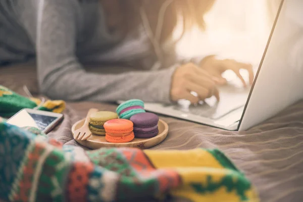 Fiatal nő használ laptop, a hangulatos otthoni légkör — Stock Fotó