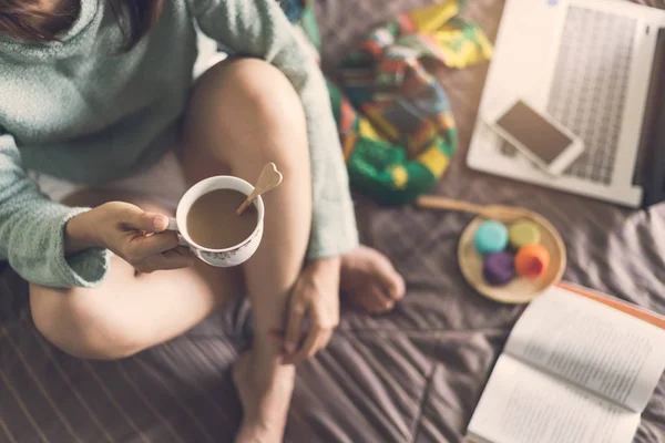 Mujer joven que se relaja en el ambiente acogedor en casa en la cama —  Fotos de Stock