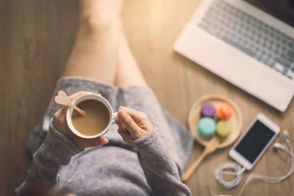 Mladá žena relaxační v útulné domácí prostředí — Stock fotografie