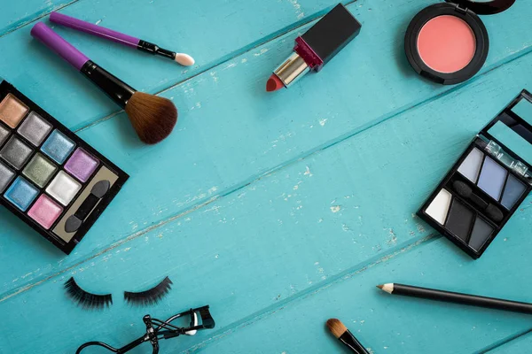 Make-up mit Kosmetika und Pinseln auf Holzgrund — Stockfoto