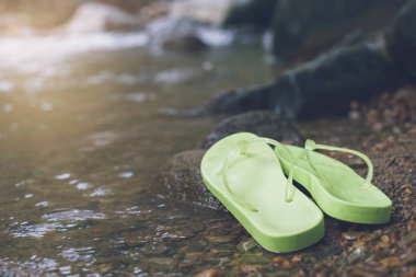 Şelale yeşil sandal