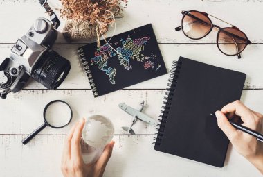 Seyahat aksesuarları ve siyah notebook ve sp kopya öğelerle