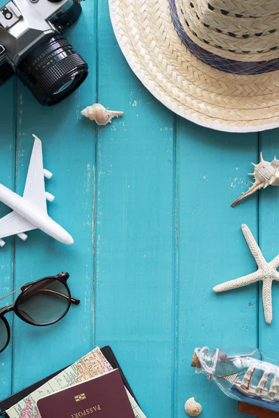 Overhead view of Traveler's accessories and items — Stock Photo, Image