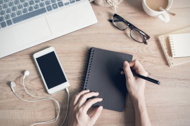 Kadın defter işyerinde yazma