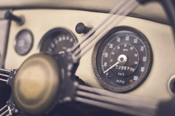 Close-up op stuurwiel, klassieke auto-interieur — Stockfoto