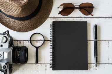 Ahşap backgro üzerinde kamera boşaltmak ve retro siyah defter