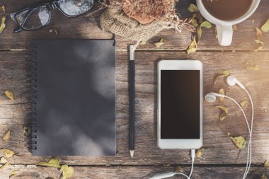 Defter fincan kahve ve cep telefonu ile