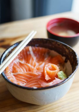 Ahşap masa üzerinde miso çorbası ile Somon Donburi hizmet