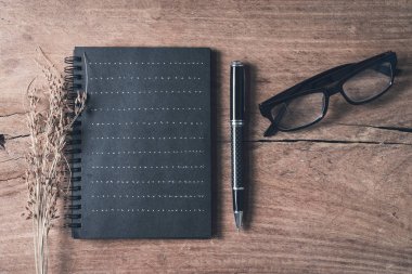 Eski ahşap arka plan üzerinde siyah defter