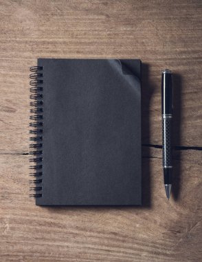 Eski ahşap arka plan üzerinde siyah defter