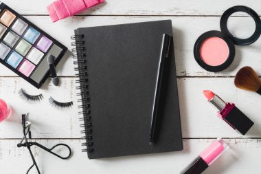 Çeşitli makyaj ürünleri ve ahşap masa üzerinde kozmetik