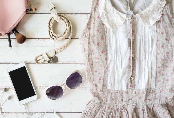 Vista aérea de paños de mujer camisa y accesorios — Foto de Stock