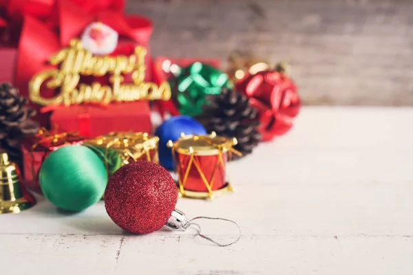 Cadeaux de Noël et ornements décoratifs — Photo