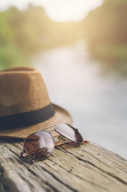 Şapka ve güneş gözlüğü Göl Manzaralı