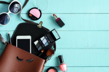 Moda kadın essentials ve Aksesuar ahşap arka plan üzerinde