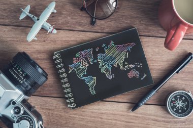 Seyahat aksesuarları ve siyah notebook ve sp kopya öğelerle