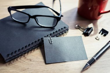 Ahşap masa üzerinde siyah defter ile kahve