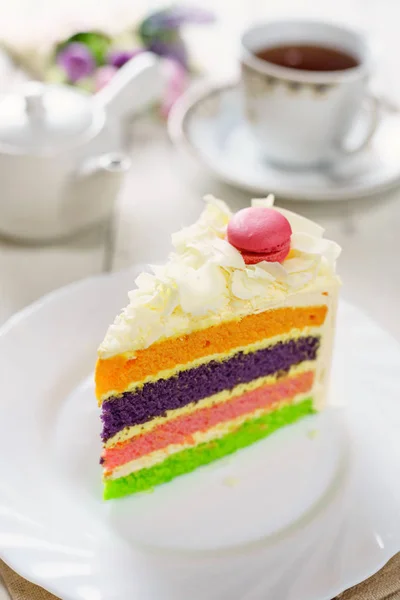 Ausgefallene Torte mit Makronen darauf und einer Tasse Tee — Stockfoto