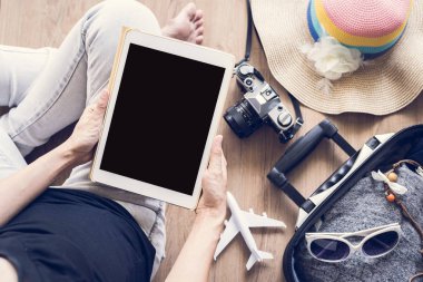 Kadın kullanarak tablet ve tatil seyahat hazırlamak