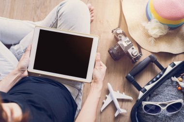 Kadın kullanarak tablet ve tatil seyahat hazırlamak
