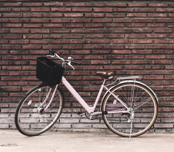 Oldtimer-Fahrrad mit alter Ziegelmauer — Stockfoto