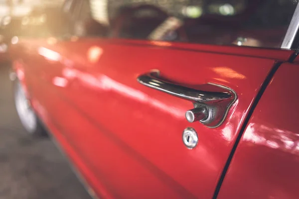 Λαβή της πόρτας του κόκκινο αυτοκίνητο ρετρό κλασικό — Φωτογραφία Αρχείου