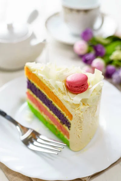 Bolo chique com macaroon em cima e xícara de chá — Fotografia de Stock