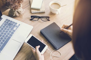 Kadın defter işyerinde yazma