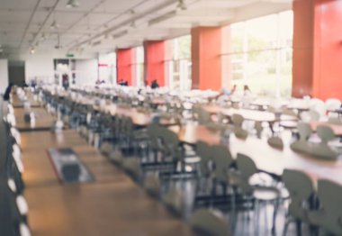 Boş masa ve sandalye kantinde soyut bulanık