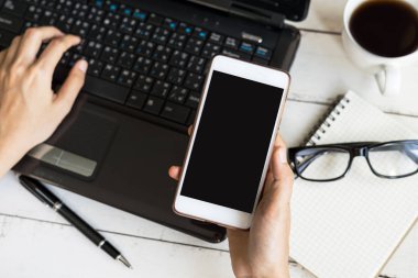 Boş ekran mobil akıllı telefon tutan el