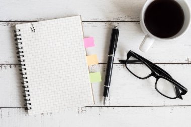 Kahve ile defter ve kopya yer Beyaz ahşap masa