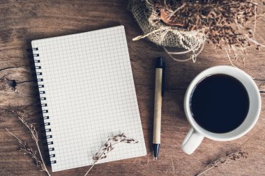 Defter ile kahve eski ahşap tablo