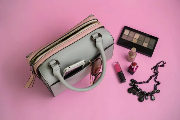 Mode Damenhandtasche mit Handy, Make-up und Accessoires iso — Stockfoto