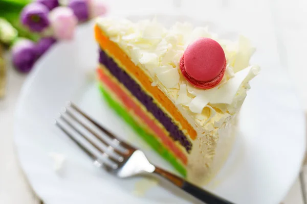 Ausgefallene Torte mit Makronen darauf und einer Tasse Tee — Stockfoto