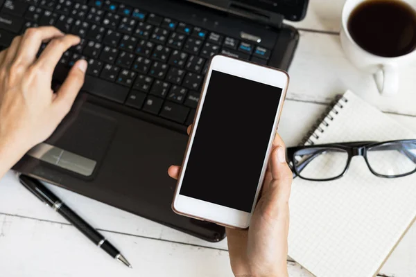 Handen håller tom skärm smart mobiltelefon — Stockfoto