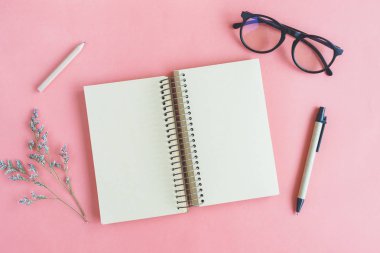 Boş defter ile çiçek renk arka plan üzerinde