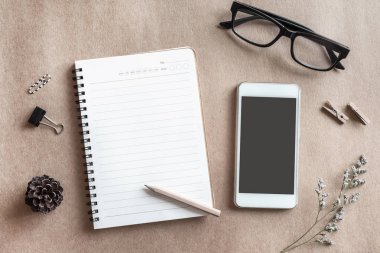 Boş defter Resepsiyon Office çalışma alanında cep telefonu ile