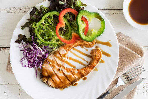 Grilovaný steak Teriyaki losos se zeleninou — Stock fotografie